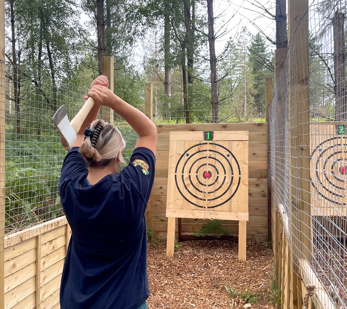 Axe throwing Woman in Lane 1